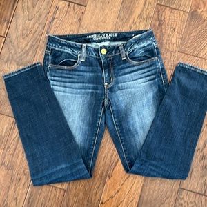 American Eagle Super Stretch skinny jeans. Ladies size 8.